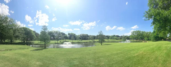 Panoramisch wijkpark met grote vijver en fontein nabij Dallas, Texas, USA zonnige dag — Stockfoto