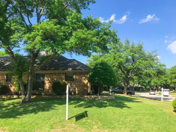Fachada de casa típica de esquina suburbana con letrero en venta cerca de Dallas, Texas, Estados Unidos — Foto de Stock
