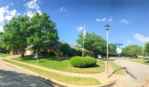미국 국기가 걸려 있는 파노라마 양식의 코너 하우스 와 텍사스 주 댈러스 인근 교외에서 판매 간판을 달고 있는 모습 — 스톡 사진
