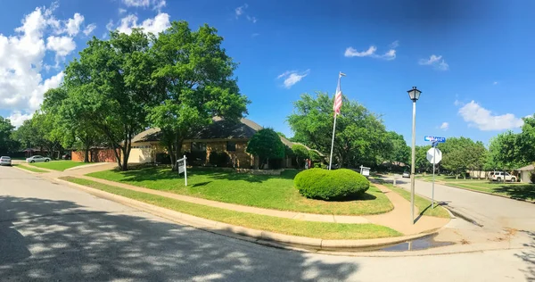 Casa de canto panorâmica com bandeira americana e para venda sinal em subúrbios do bairro Dallas, Texas — Fotografia de Stock