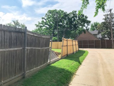 Dallas, Teksas, ABD 'nin varoşlarında ahşap çitlerin değiştirildiği büyük bir köşe evi.