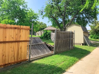 Dallas 'ın banliyösünde kulübesi olan bir evin arka bahçesinde yeni ahşap çitler var.