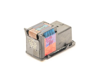 Stüdyo, beyaz üzerine izole edilmiş tek bir siyah mürekkep kartuşu çekti.