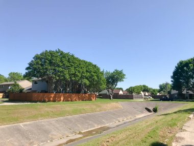 Dallas, Teksas, ABD 'de bir açık hava drenaj kanalı yakınında sakin bir yerleşim bölgesi.