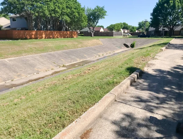 Barrio residencial típico con un canal de drenaje al aire libre en Dallas, Texas, Estados Unidos — Foto de Stock