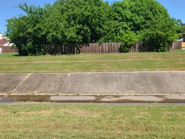 Concreto canal de drenagem ao ar livre no bairro residencial em subúrbios Dallas, Texas, EUA — Fotografia de Stock