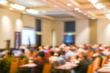 Teklifi bulanık gören çeşitli insanlar Dallas, Teksas, ABD 'deki konferans salonunda yatırım atölyesine katıldılar.