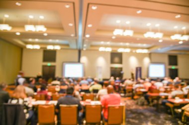 Bulanık iki büyük ekran projektörü Dallas, Teksas 'taki otel konferans salonunda.