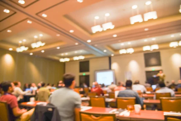 Diversos desfocados participam de oficinas de investimento na sala de conferências do hotel em Dallas, Texas, EUA — Fotografia de Stock