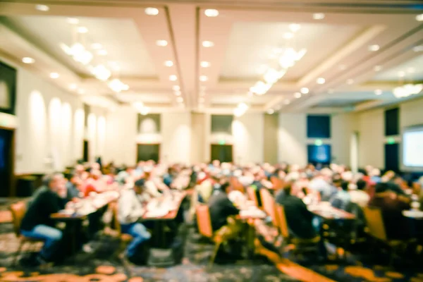 Motion flou vue latérale diverses personnes assistent à l'atelier d'investissement à la salle de conférence à Dallas, Texas, USA — Photo