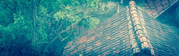 Panoramatický pohled shora silný déšť a větrno přes starobylé dlaždice střechy v odlehlé vesnici v severním Vietnamu — Stock fotografie