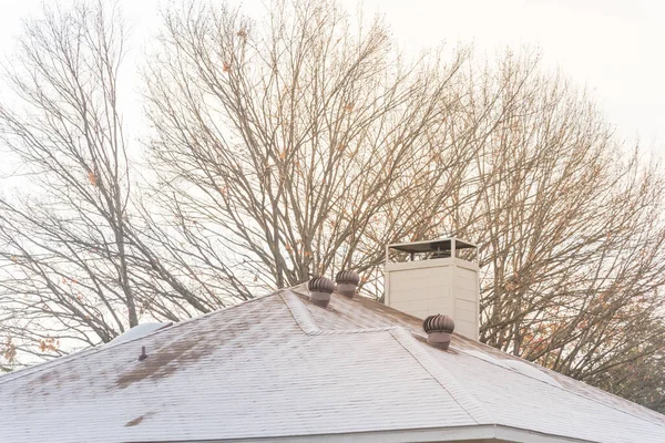 Upwards view chimney on frost covered black shingle roof of residential house near Dallas, Texas, USA — Stock Photo, Image