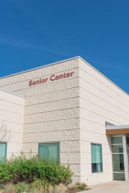 Teksas, Amerika 'daki şehir merkezinin dış girişi güneşli mavi gökyüzüne karşı.