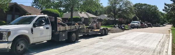 Lavoratori edili panoramici con maschera riparazione marciapiede residenziale in periferia Dallas, Texas, Stati Uniti d'America — Foto Stock