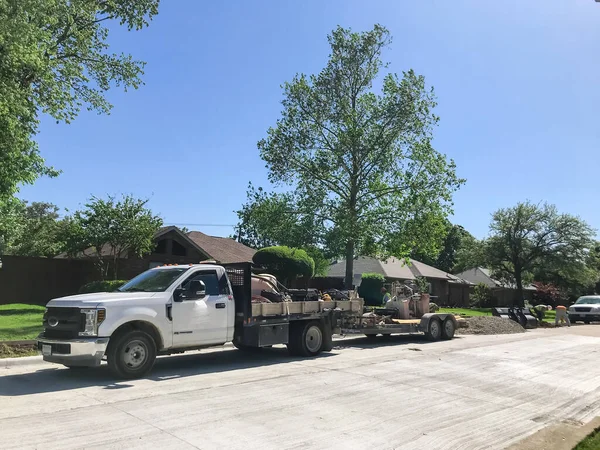 Macchine e attrezzature da costruzione multiple su strada residenziale in periferia Dallas, Texas, Stati Uniti d'America — Foto Stock