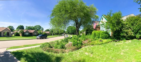 Vue panoramique typique Texas quartier résidentiel avec maison à un étage, trottoir et pelouse verte — Photo