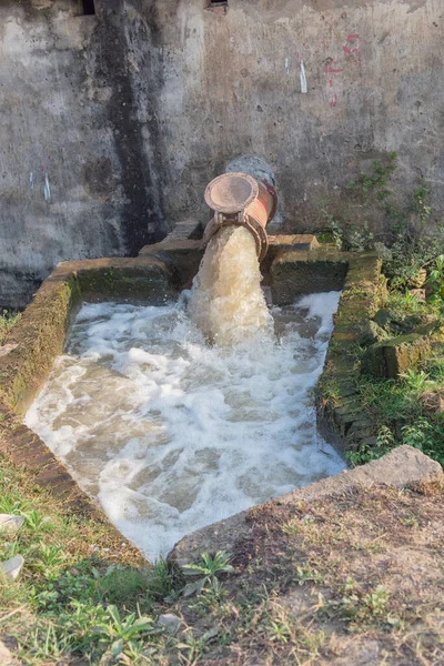 在越南河内以外的农田上使用河水的特写泵站 — 图库照片