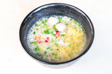 Bir kase kıymalı şehriye ya da Bak Chor Mee eşsiz Singapur mutfağı beyaza izole edilmiş.