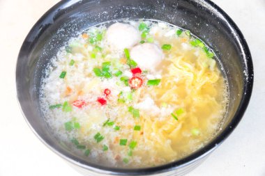 Bir kase kıymalı şehriye ya da Bak Chor Mee eşsiz Singapur mutfağı beyaza izole edilmiş.