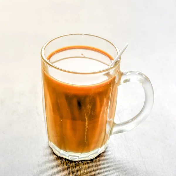 ロブスタ豆で作られたコピのスプーンで伝統的なシンガポールのコーヒーカップ — ストック写真