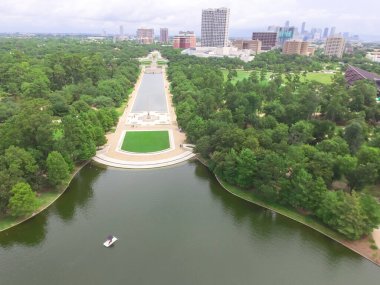 Hava manzaralı Pioneer Memorial granit dikilitaş anıtı Houston, Teksas 'taki Hermann Park' ta.