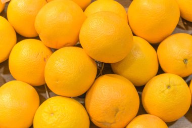 Singapur 'daki süpermarkette tam çerçeve taze organik turuncu.