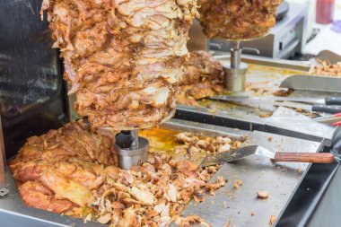 Singapur 'daki seyyar gıda standında dikey bir rostoda pişirilmiş leziz bir donör kebap eti.