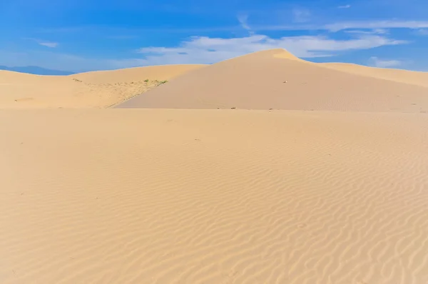 Desert Sand Dunes Ripples Leads Horizontal Sunny Blue Cloud Sky — Stock Photo, Image