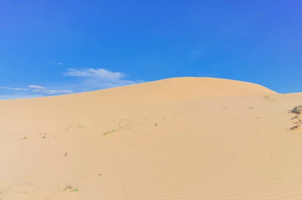 Scenic view of sand dunes under sunny blue cloud sky in Nam Cuong, Phan Rang, Viet Nam — Stock Photo, Image