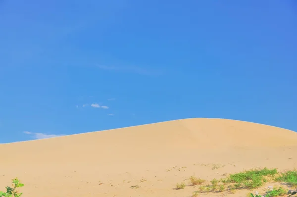 Scenic view of sand dunes under sunny blue cloud sky in Nam Cuong, Phan Rang, Viet Nam — Stock Photo, Image