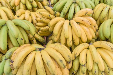 Geylang, Singapur 'daki meyve standında muz demetlerinin eksiksiz arkaplanı.