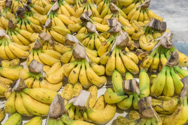 Gran cantidad de racimos de plátanos en el puesto de frutas en Geylang, Singapur — Foto de Stock