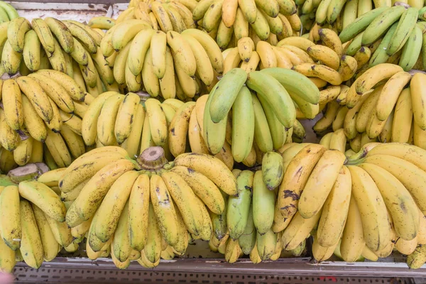 Banana verde e natural orgânica amadurecendo cachos no stand de frutas em Geylang, Cingapura — Fotografia de Stock