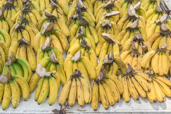 Manojos Plátanos Maduros Verdes Naturales Puesto Frutas Geylang Singapur Frutas — Foto de Stock