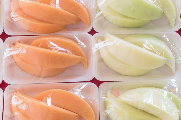 Υγιή στοίβες φρούτων μείγμα κόκκινου και λευκού καρπουζιού σε μεμβράνη στην αγορά της Σιγκαπούρης — Φωτογραφία Αρχείου