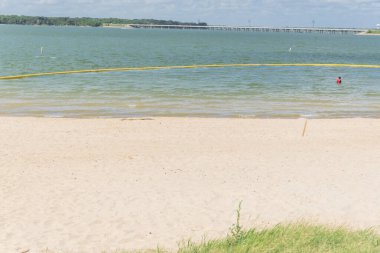 Beyaz kumlu sahil ve taze su haczi Joe Pool 'da, Lynn Creek Park Dallas, Teksas' ın dışında.