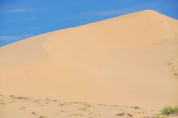 Vista panorâmica de dunas de areia sob céu azul ensolarado nuvem em Nam Cuong, Phan Rang, Vietnã — Fotografia de Stock