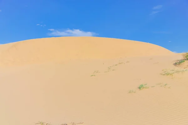 Vista panoramica di dune di sabbia sotto il sole cielo nuvola blu in Nam Cuong, Phan Rang, Vietnam — Foto Stock