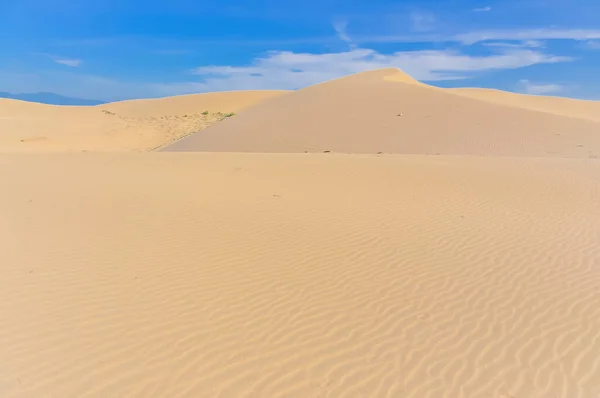 Sudut lebar melihat gurun dan bukit pasir riak mengarah ke horisontal dengan langit awan biru di Nam Cuong, Phan Rang, Viet Nam — Stok Foto