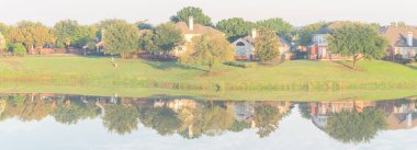 Panoramik manzara göl kenarındaki evler Dallas, Teksas, ABD yakınlarında yansıyor.