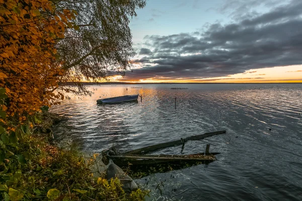 Laatste ligplaats van de houten boot — Stockfoto