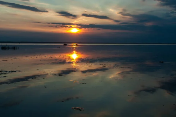 Symmetry of water and sky — Stock Photo, Image