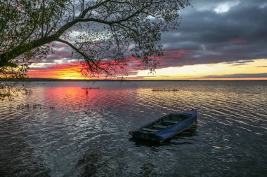 Yalnız tekne karaya