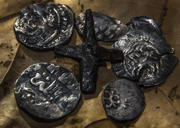 Cruz de hierro y monedas — Foto de Stock