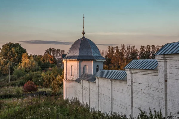 Bakstenen muur met een toren — Stockfoto