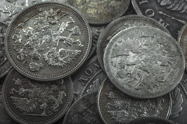 古い銀のコインの薄暗い光沢 — ストック写真