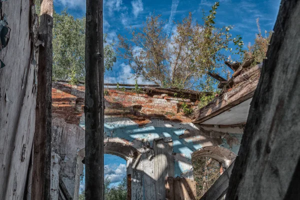 Ruinas de la casa de ladrillo — Foto de Stock