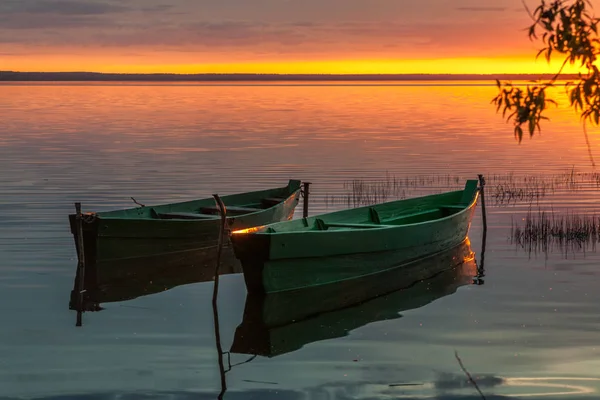 Twee boten bij zonsondergang — Stockfoto