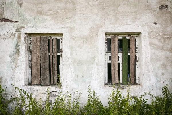 Finestre di una casa abbandonata — Foto Stock