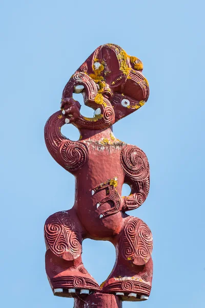 Totem tradizionale in legno Maori contro il cielo blu — Foto Stock